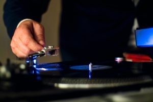 How does a turntable work